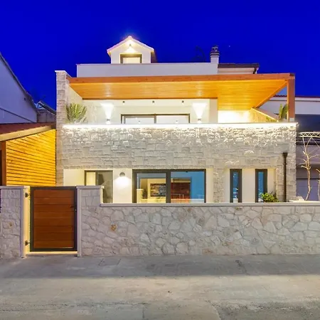 ヴィラ Beachfront Villa, Indoor Heated Pool Stunning View Vinišće