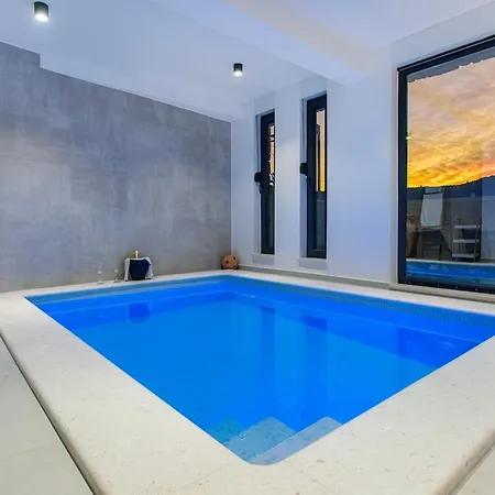 ヴィラ Beachfront Villa, Indoor Heated Pool Stunning View Vinišće