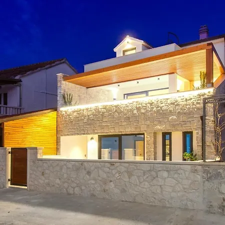 Beachfront Villa, Indoor Heated Pool Stunning View * Vinišće