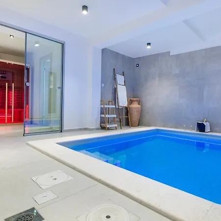 Beachfront Villa, Indoor Heated Pool Stunning View ヴィラ Vinišće