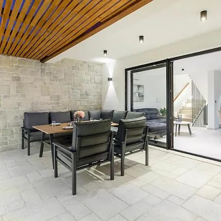 ヴィラ Beachfront Villa, Indoor Heated Pool Stunning View Vinišće