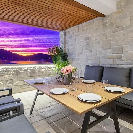 Beachfront Villa, Indoor Heated Pool Stunning View ヴィラ Vinišće