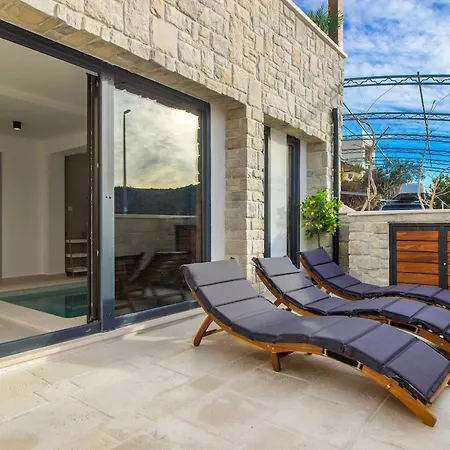 Beachfront Villa, Indoor Heated Pool Stunning View *